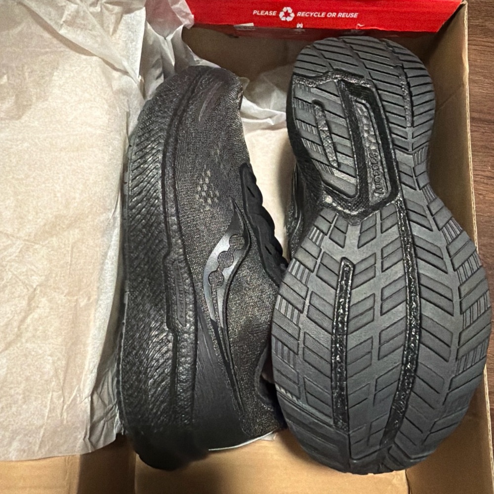 Womens Saucony Triumph 19 Triple Black Running Shoes. Size 7 - Picture 4 of 5
